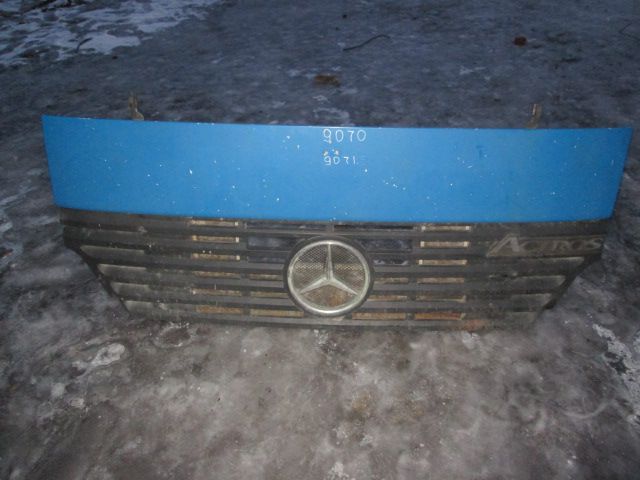 Решетка радиатора капот Меседес Актрос 9417510518 MP1
